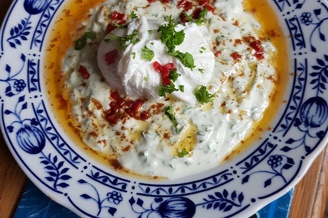 Pochierte Eier in Joghurtsauce türkische Art von IndianJenny| Chefkoch