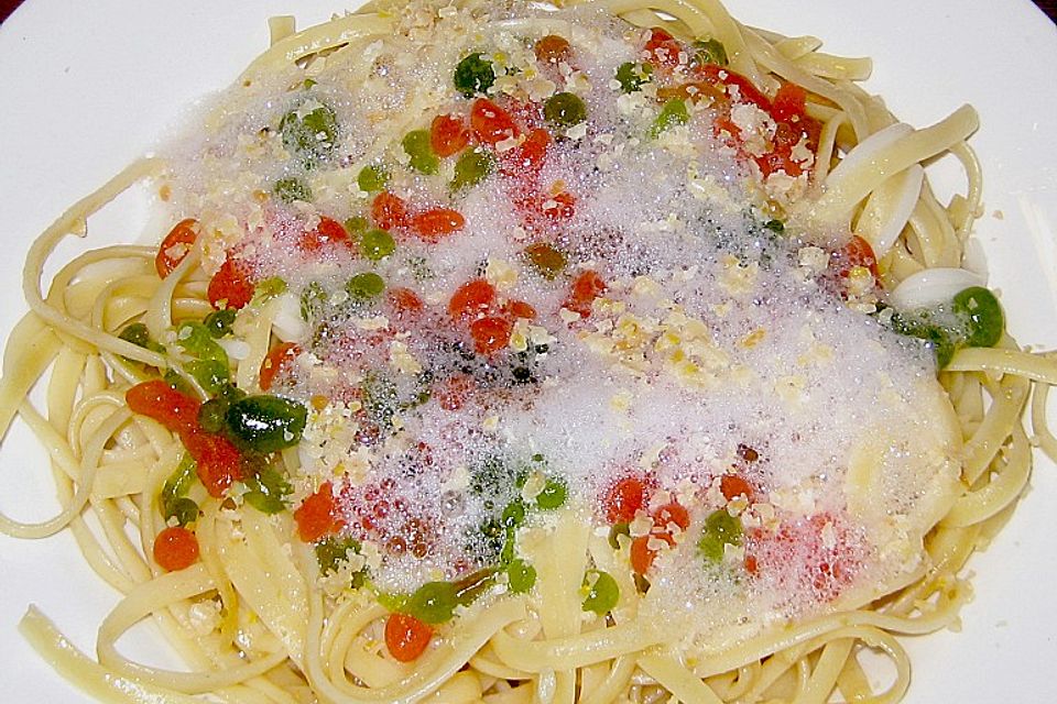 Linguine mit Basilikumpesto in Texturen