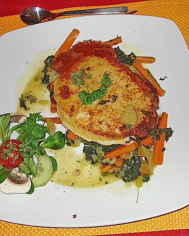 Sellerieschnitzel 'Mediterran' auf Gemüse