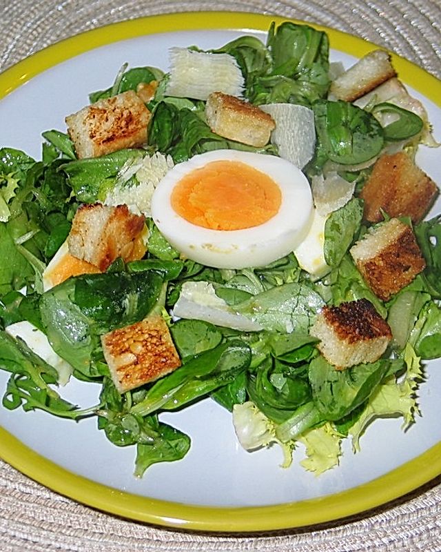 Feldsalat mit Ei und Brot - Croutons