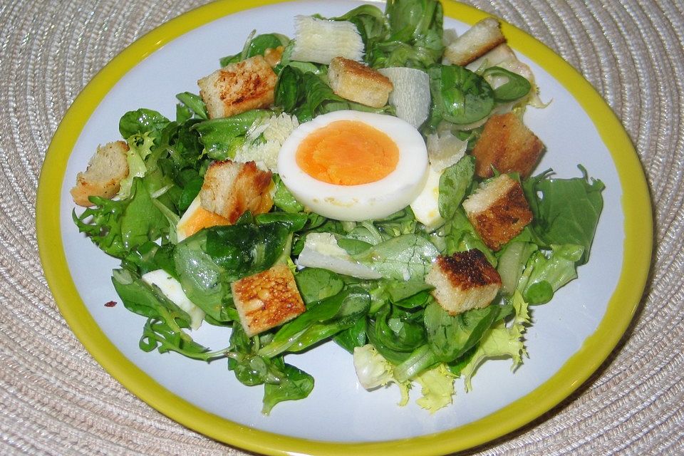 Feldsalat mit Ei und Brot - Croutons