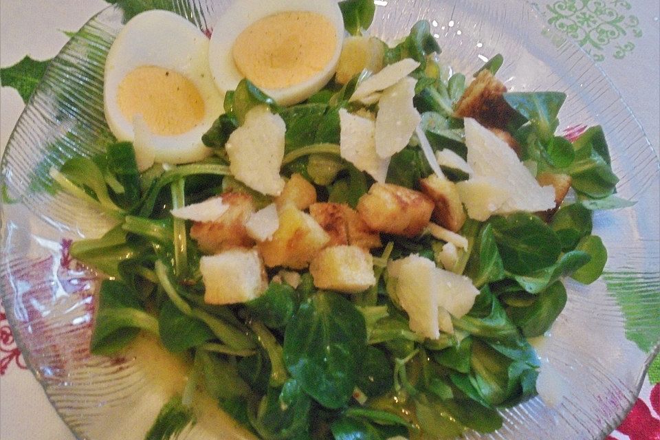 Feldsalat mit Ei und Brot - Croutons Feldsalat mit Ei und Brot - Croutons