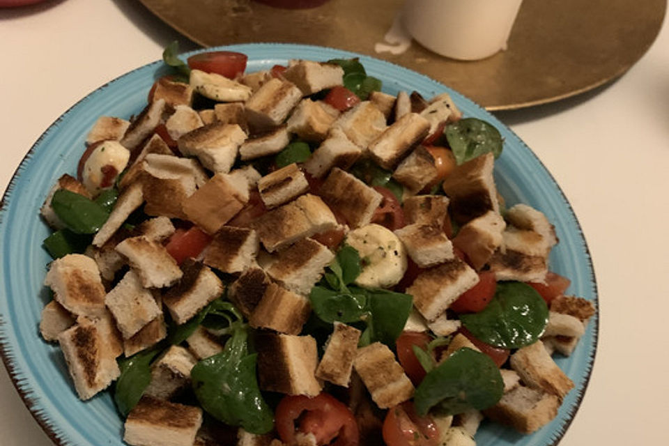 Feldsalat mit Ei und Brot - Croutons Feldsalat mit Ei und Brot - Croutons
