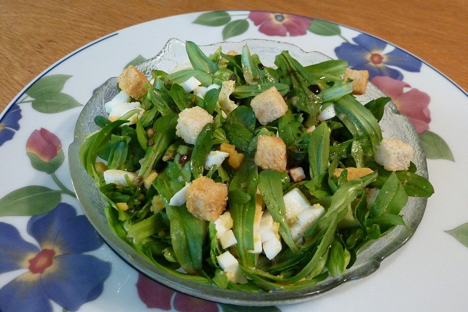 Feldsalat mit Ei und Brot - Croutons Feldsalat mit Ei und Brot - Croutons