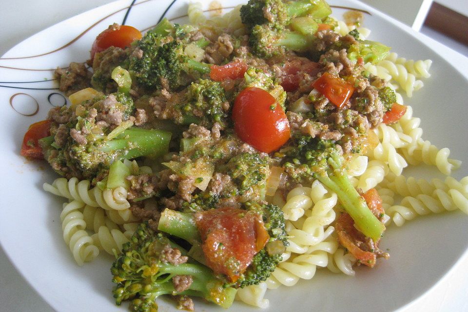 Brokkoli-Hackfleisch-Topf mit Nudeln