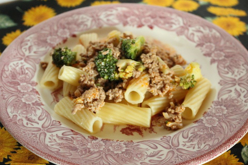 Brokkoli-Hackfleisch-Topf mit Nudeln