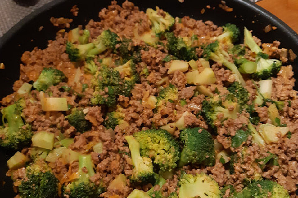 Brokkoli-Hackfleisch-Topf mit Nudeln