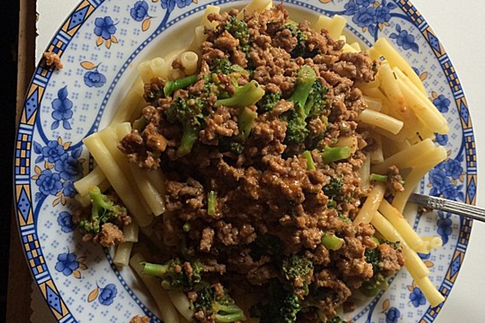 Brokkoli-Hackfleisch-Topf mit Nudeln