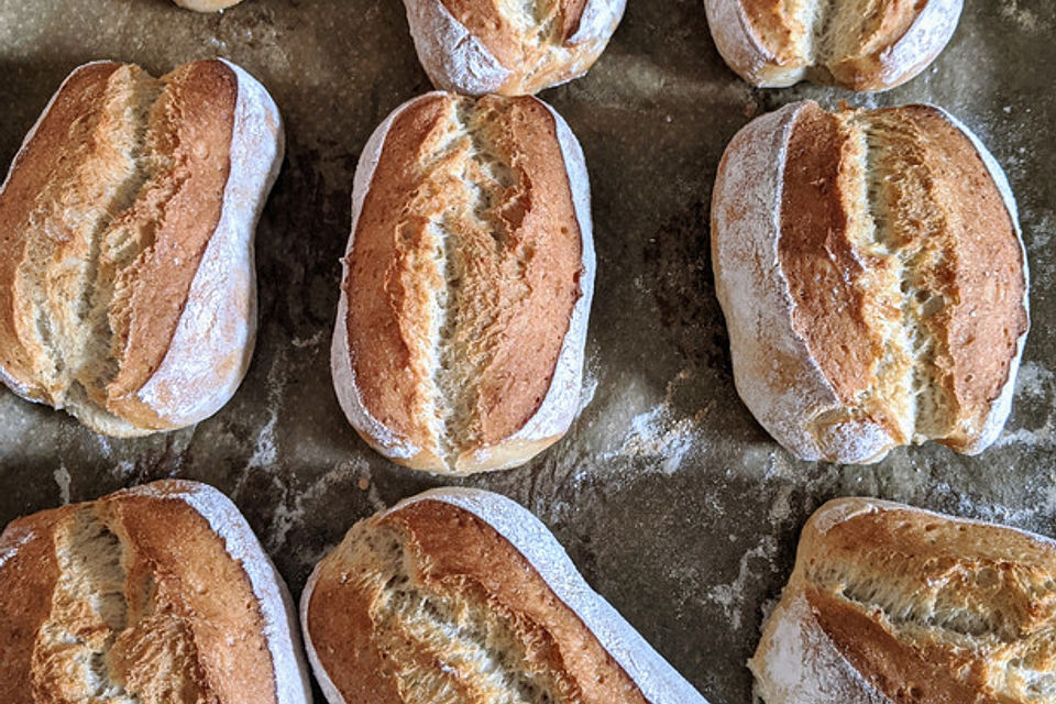 Grundrezept helle Weizenbrötchen