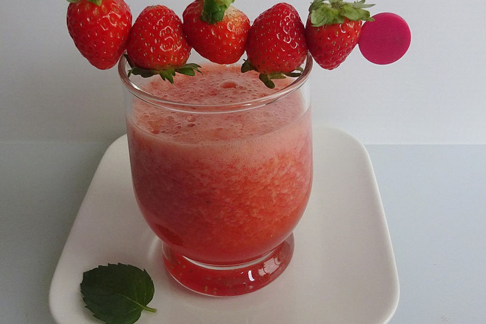 Cocktail aus Erdbeeren und Baccardi