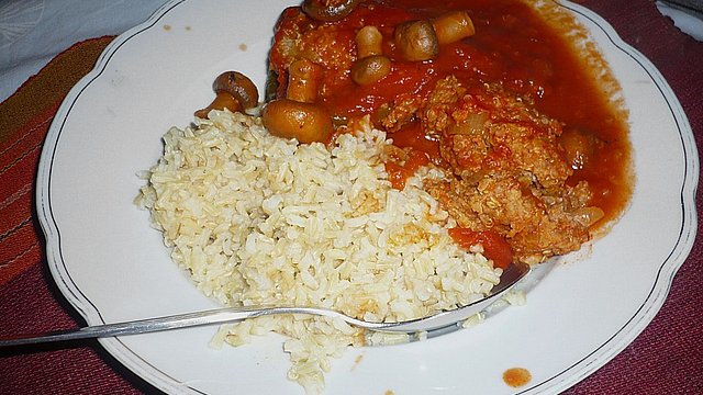 Paprikaschoten mit Quinoa - Hackfüllung und einer würzigen Tomatensauce ... Paprikaschoten mit Quinoa - Hackfüllung und einer würzigen Tomatensauce ...