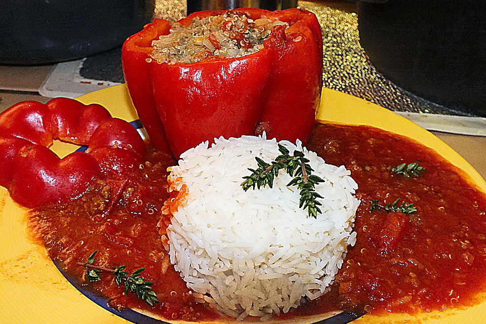 Paprikaschoten mit Quinoa - Hackfüllung und einer würzigen Tomatensauce