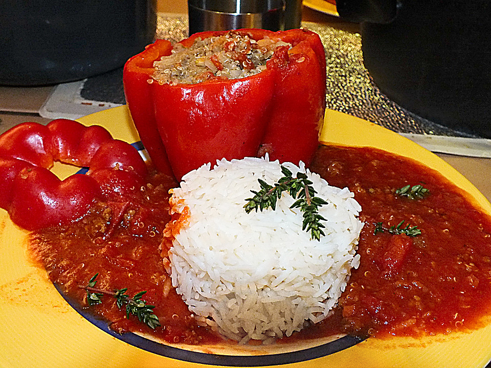 Paprikaschoten mit Quinoa - Hackfüllung und einer würzigen Tomatensauce ... Paprikaschoten mit Quinoa - Hackfüllung und einer würzigen Tomatensauce ...