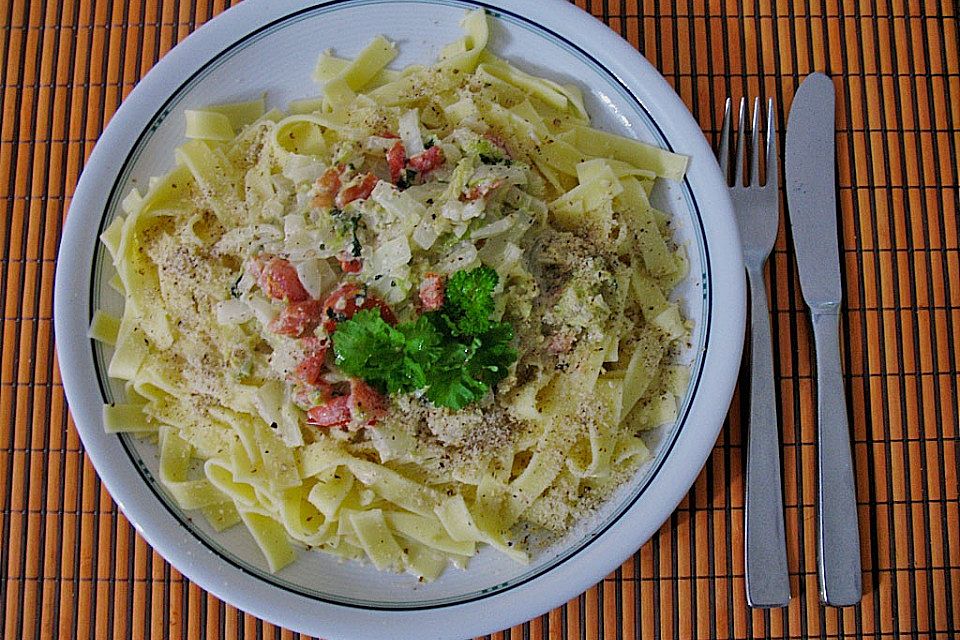 Chinakohlpfanne mit Bandnudeln