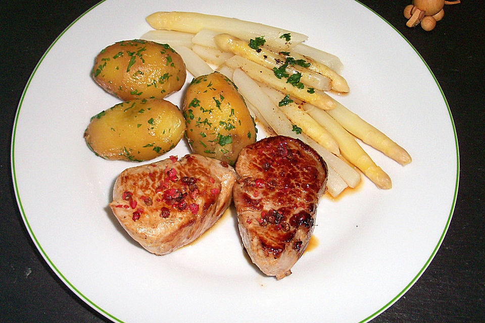 Schweinemedaillons mit rosa Pfeffer und Butterspargel