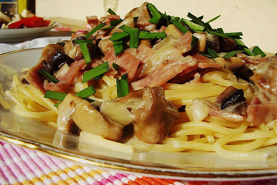 Spaghetti mit Champignon - Schinken - Sahnesauce