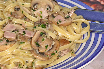 Spaghetti Mit Champignon Schinken Sahnesauce Von Kleopatra28 Chefkoch