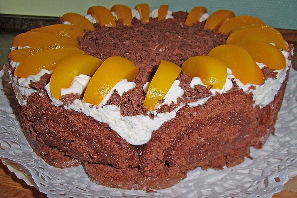 Pfirsichtorte mit Schokoladenbiskuit