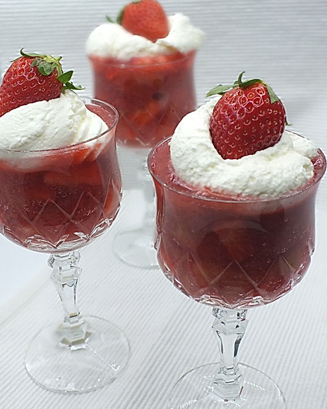Rhabarber - Erdbeergelee mit Vanillesahne