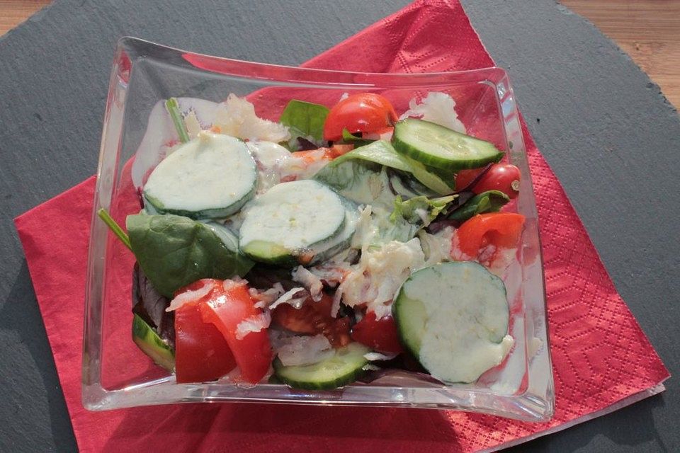 Salat mit Joghurtdressing