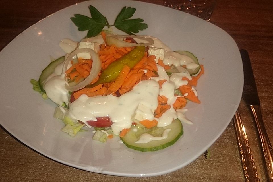 Salat mit Joghurtdressing