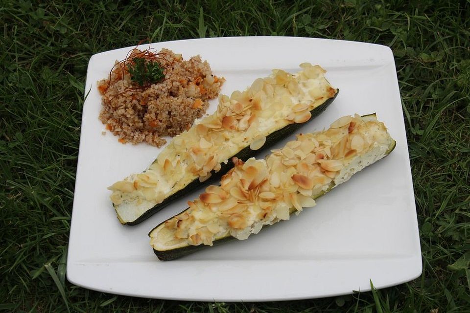 Zucchini mit Frischkäse - Mandel - Füllung