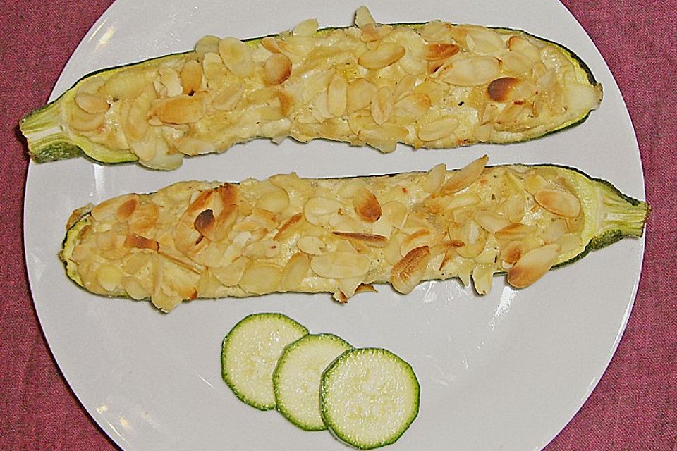 Zucchini mit Frischkäse - Mandel - Füllung