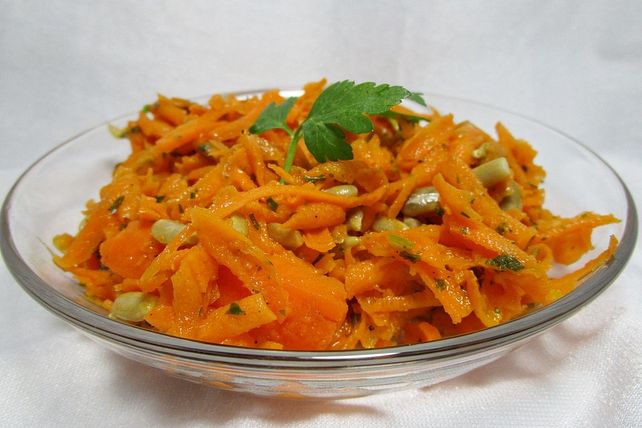 Knackiger Karottensalat mit gerösteten Sonnenblumenkernen von ...