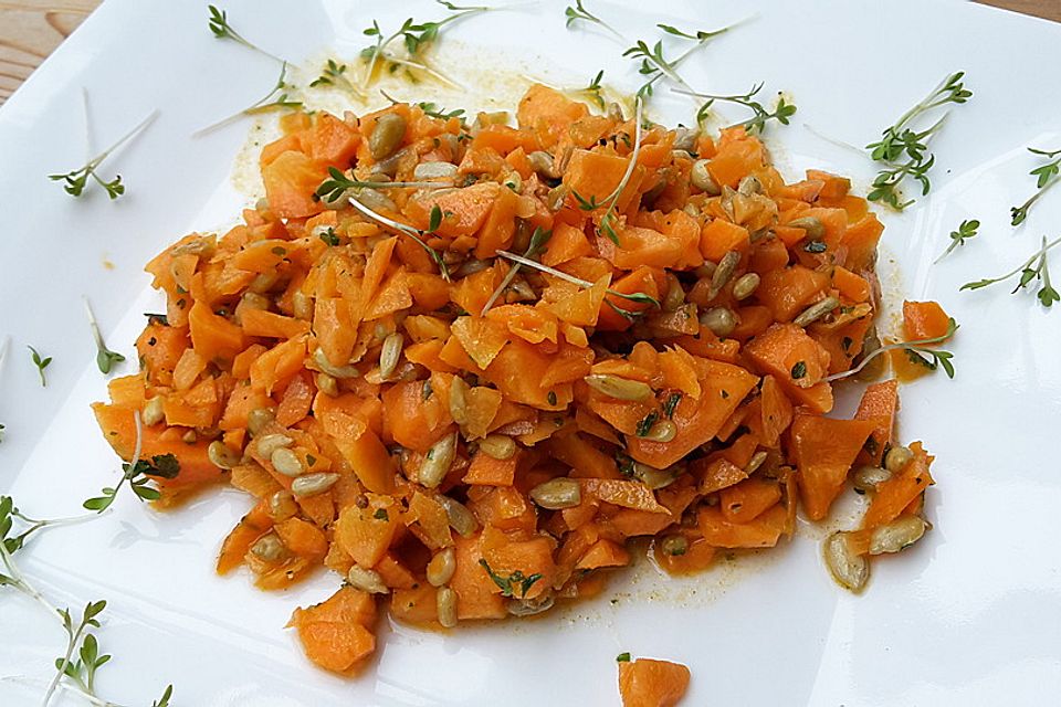 Knackiger Karottensalat mit gerösteten Sonnenblumenkernen