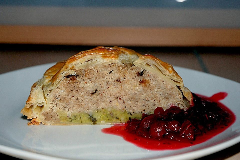 Paranussbraten in Blätterteig mit Preiselbeersauce