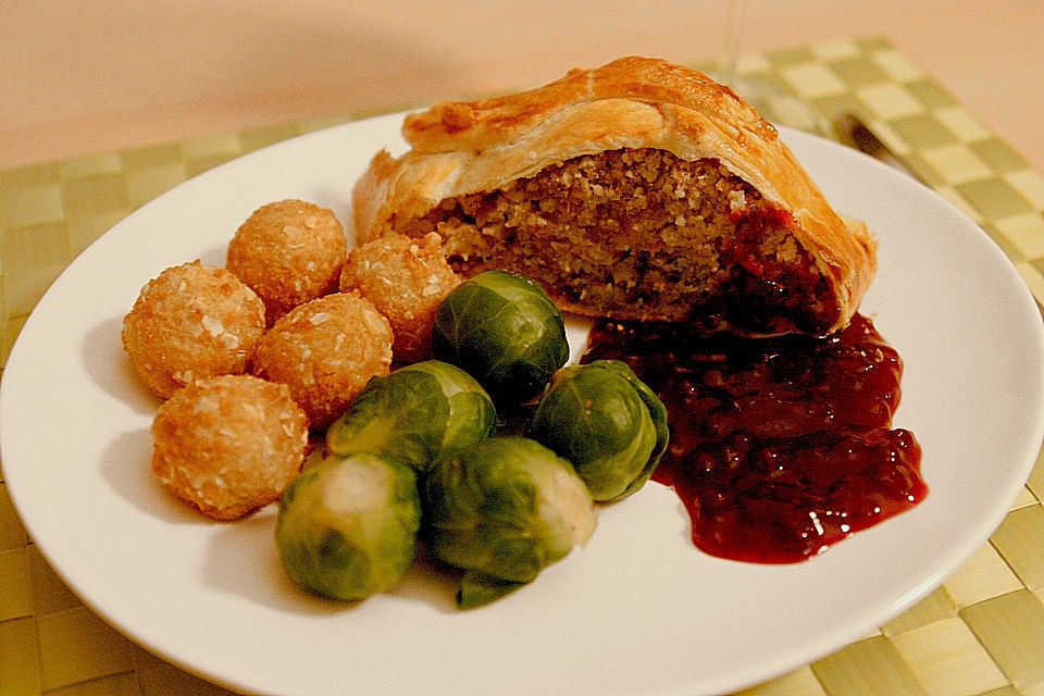 Paranussbraten in Blätterteig mit Preiselbeersauce