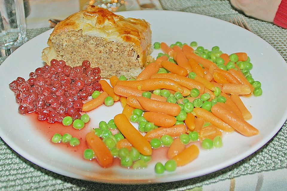 Paranussbraten in Blätterteig mit Preiselbeersauce