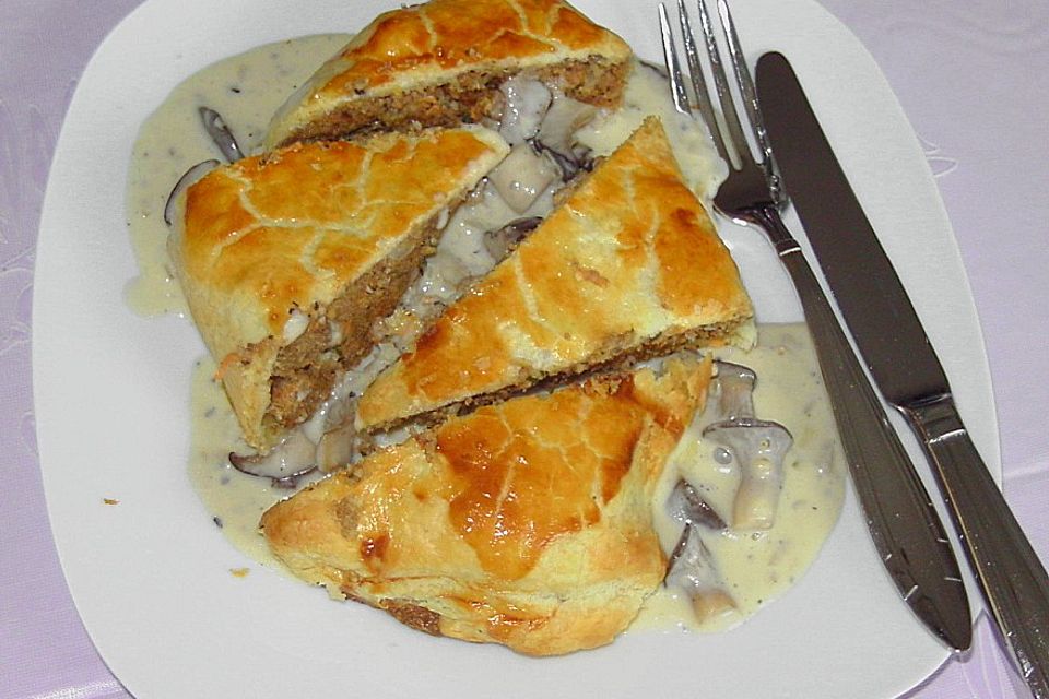 Paranussbraten in Blätterteig mit Preiselbeersauce