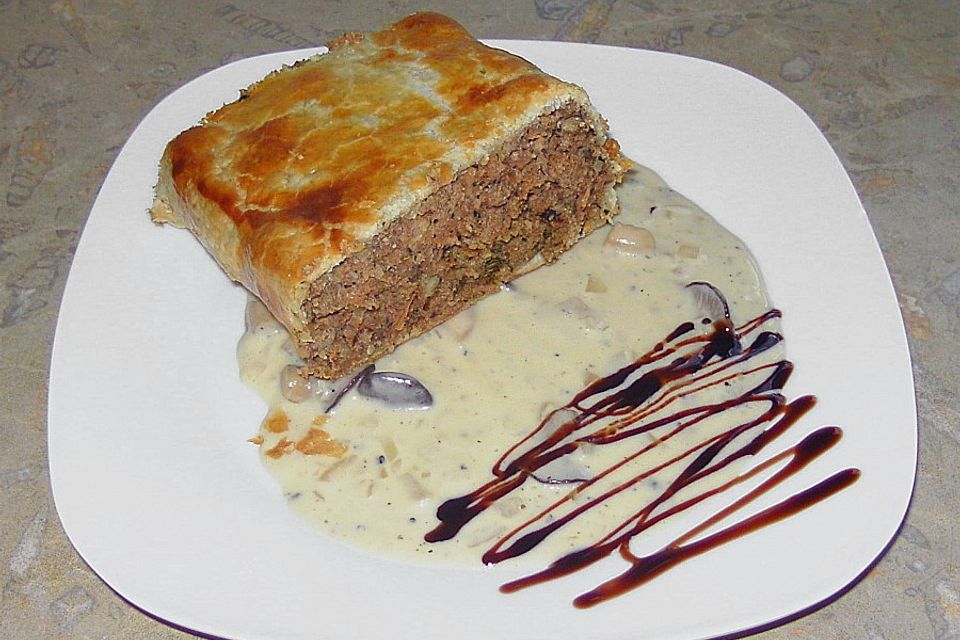 Paranussbraten in Blätterteig mit Preiselbeersauce