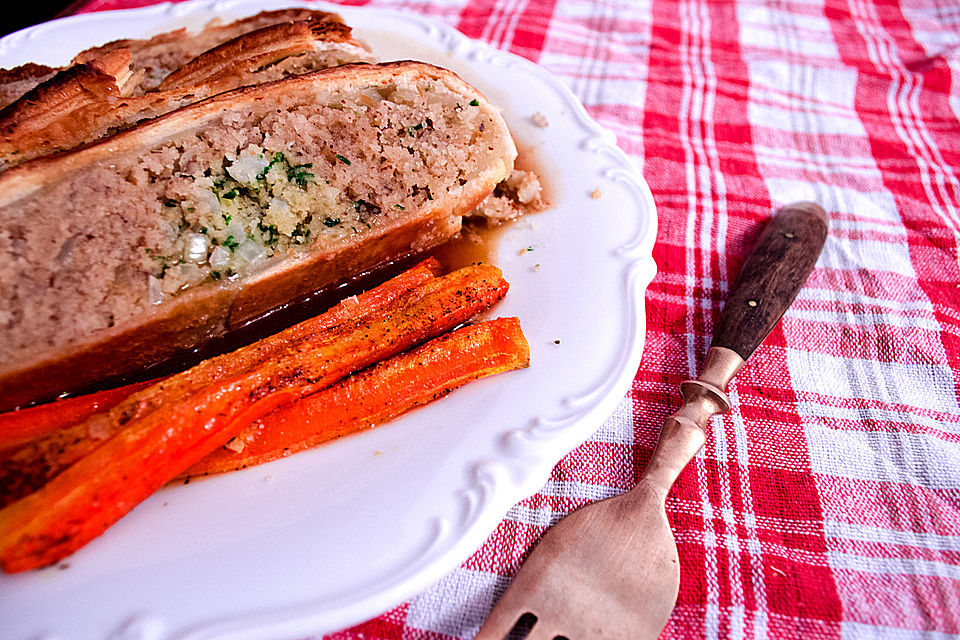 Paranussbraten in Blätterteig mit Preiselbeersauce