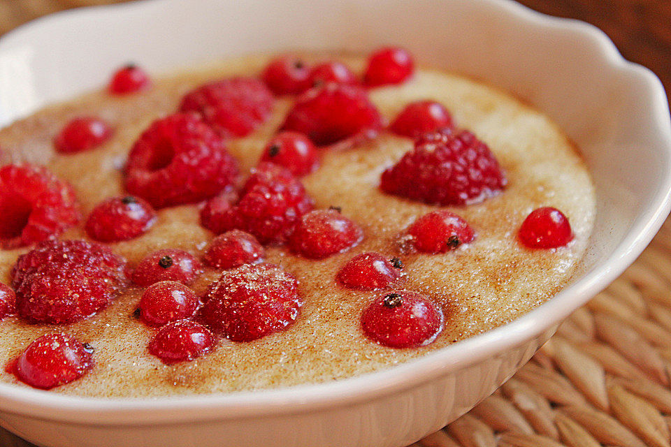 Illes leichtes Grießsüppchen mit gefrosteten Himbeeren