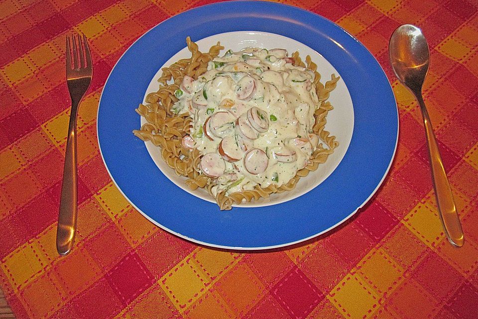 Nudeln mit Würstchen - Gemüse - Sauce