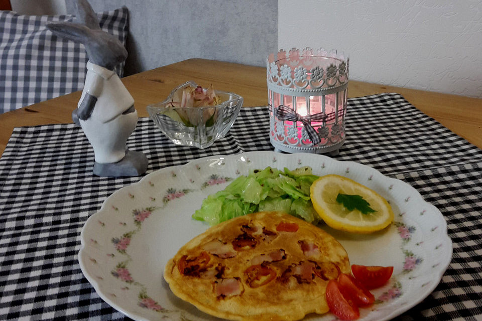 Pfannkuchen mit Speck und Tomaten