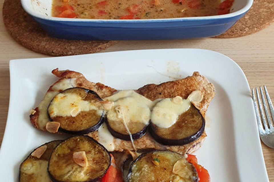 Schweineschnitzel mit Aubergine und Mozzarella