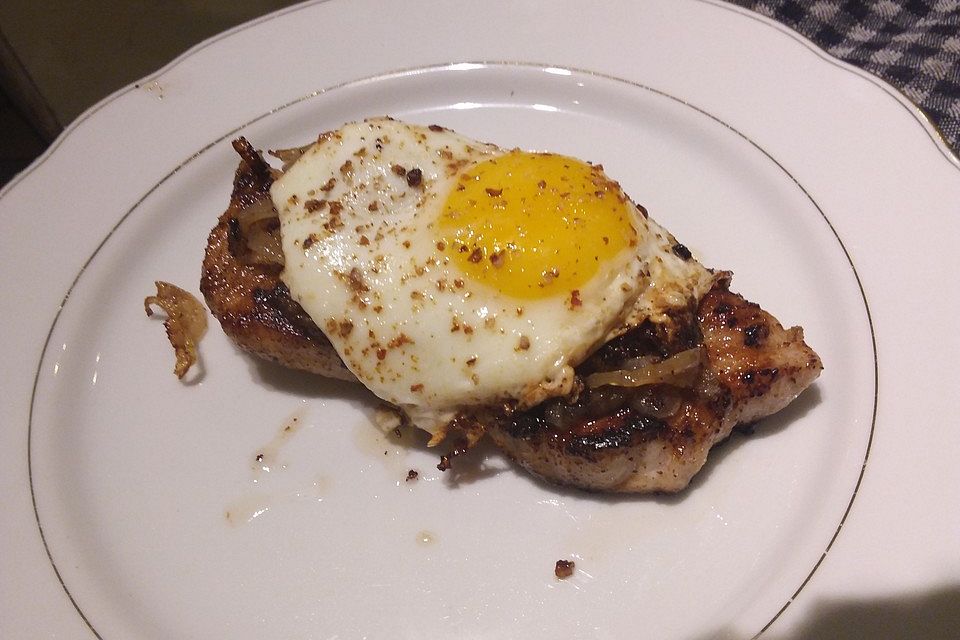 Holzfällerschnitzel mit Spiegelei