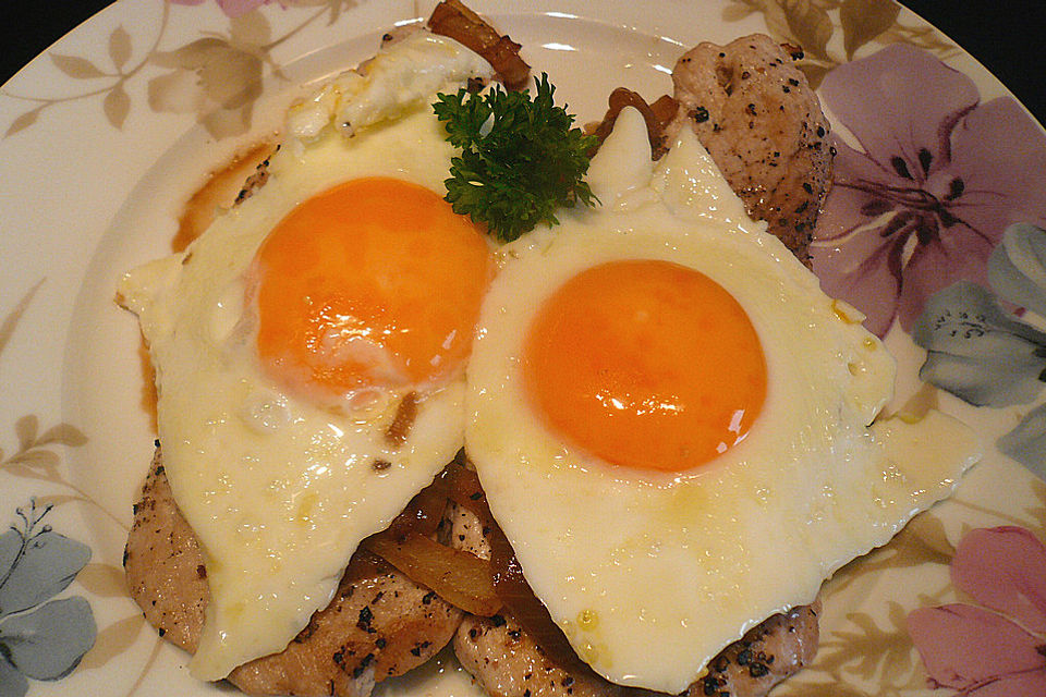 Holzfällerschnitzel mit Spiegelei