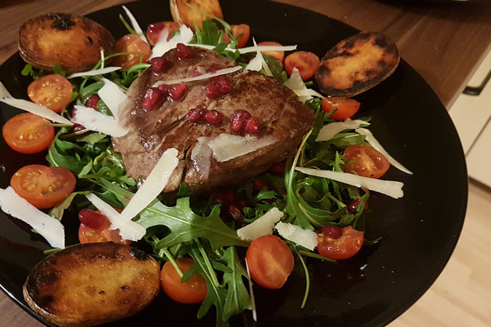 Rinderfilet in Granatapfelsauce auf Rucolasalat mit Parmesansplittern