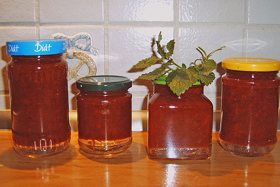 Johannisbeer - Erdbeer - Marmelade mit alkoholisierten Walnüssen