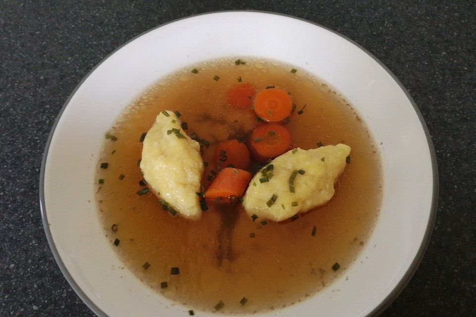 Rindssuppe mit Topfengrießnockerl