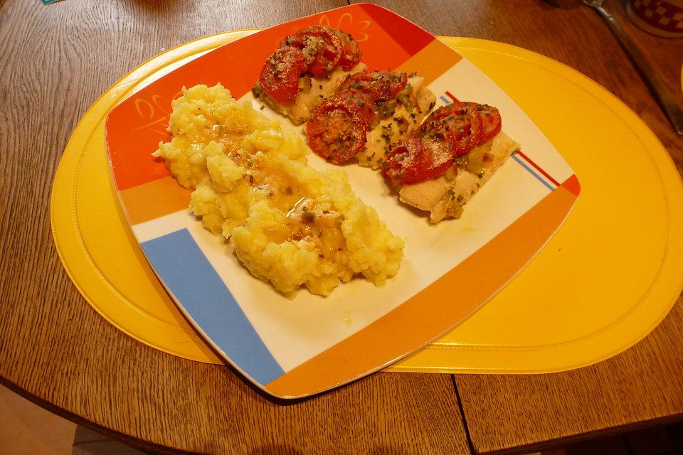 Fisch mit Zwiebeln und Tomaten