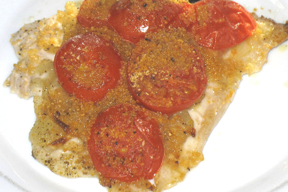 Fisch mit Zwiebeln und Tomaten