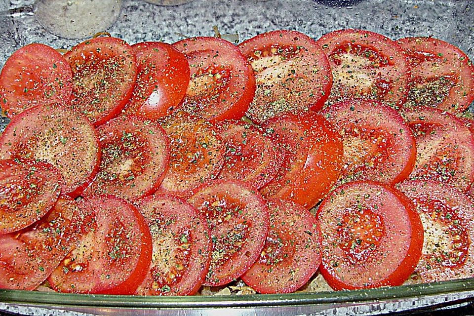 Fisch mit Zwiebeln und Tomaten