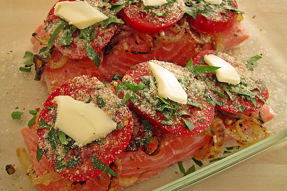 Fisch mit Zwiebeln und Tomaten