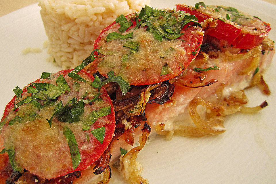 Fisch mit Zwiebeln und Tomaten