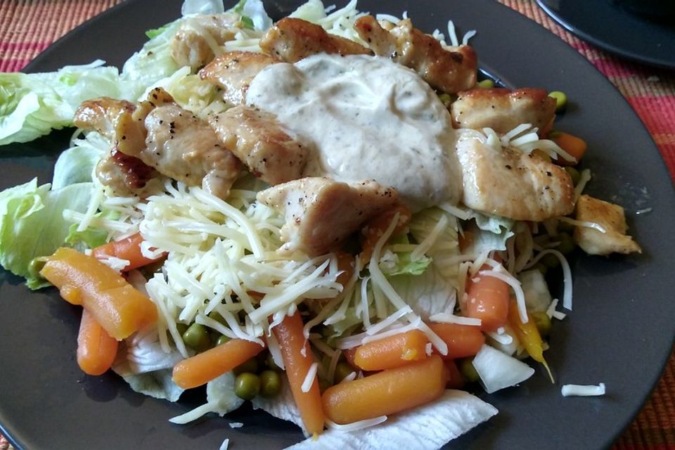 Bunter Salat mit Putenstreifen